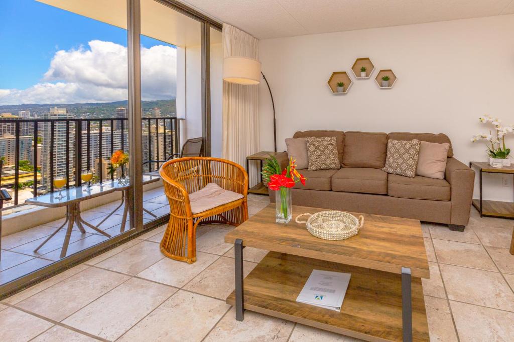 Waikiki Apartment | High-floor stylish ocean view condo with parking