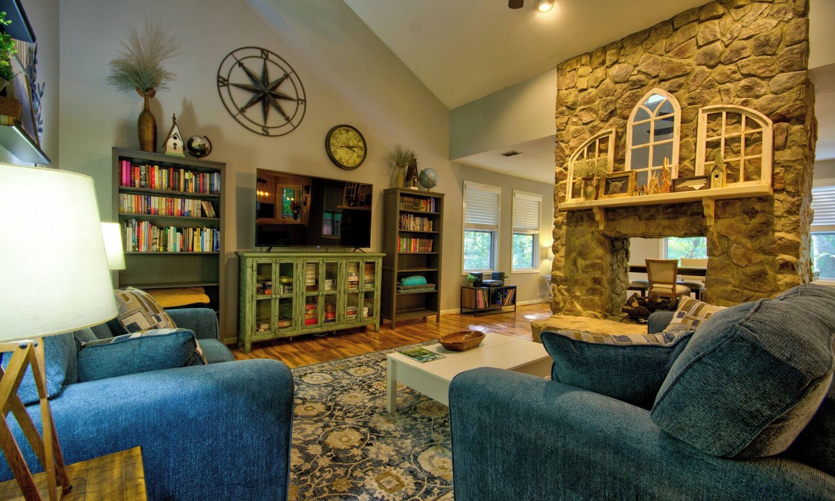 High Point House | High Point Hideaway - secluded & in center of town - fully furnished for comfort