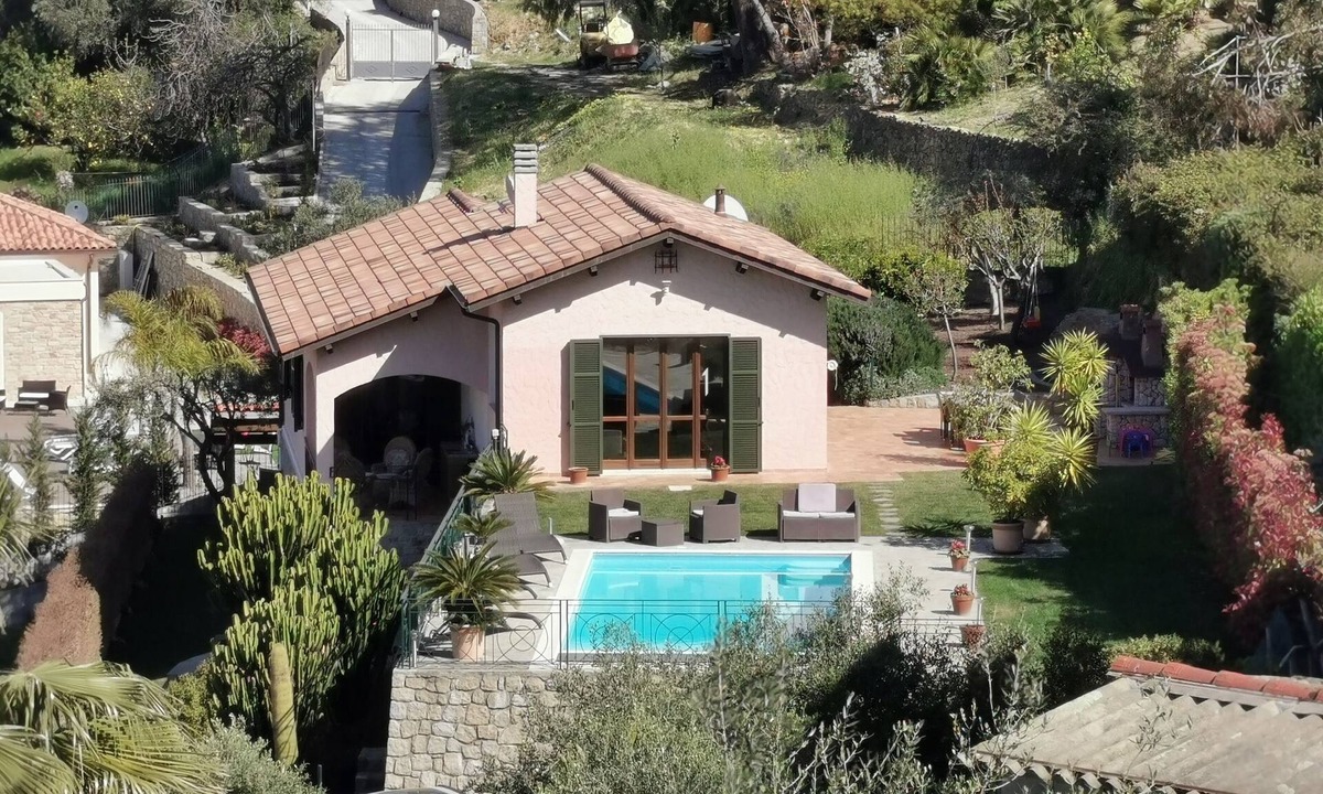 Bordighera House | High-quality villa with pool on idyllic plot with sea and mountain views)