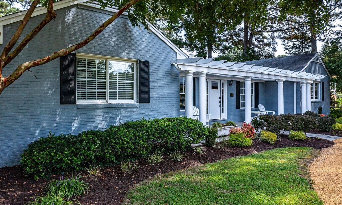 Irvington House | HIGH TIDE: Spacious Comfort Next to Tides Inn