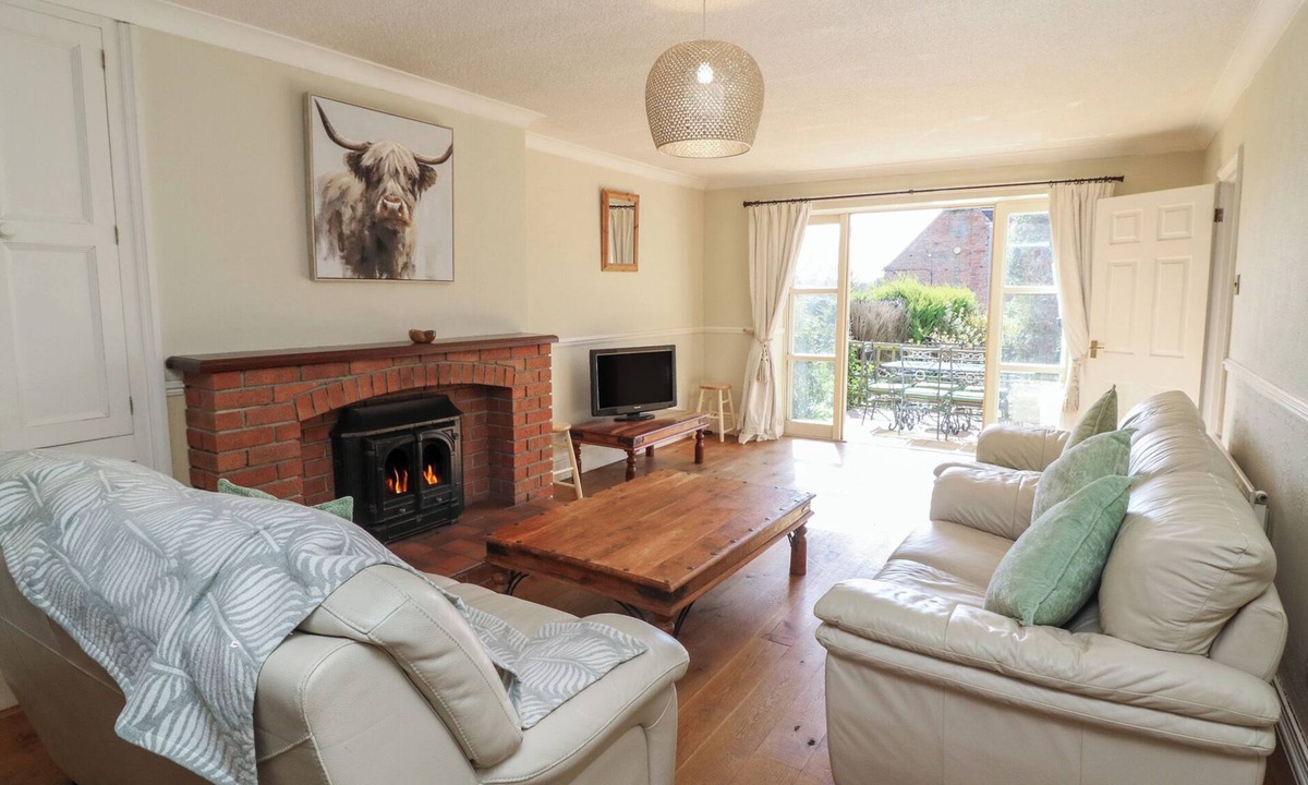 Caunton Cottage | HIGHFIELDS, pet friendly, character holiday cottage in Southwell