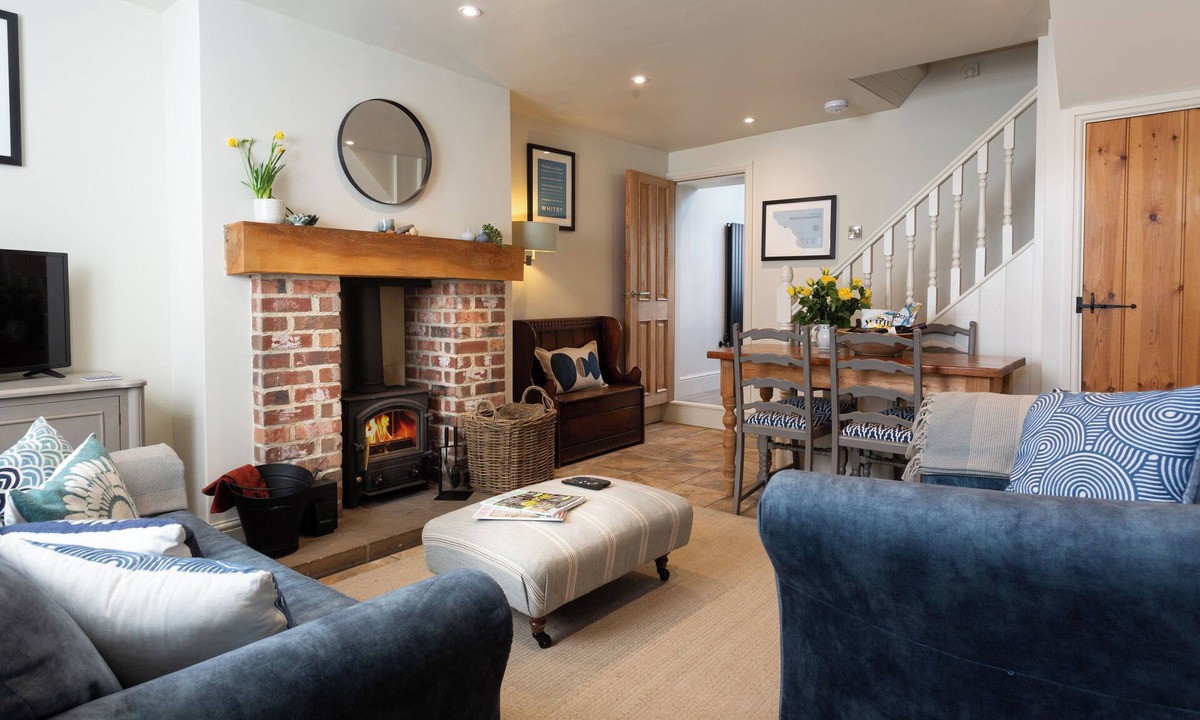 Hinderwell House | Highly appointed pet & family friendly cottage with private parking & garden.