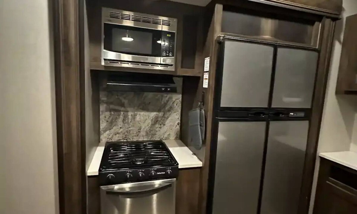 Abernathy House | Highway Haven - Sleeps 9