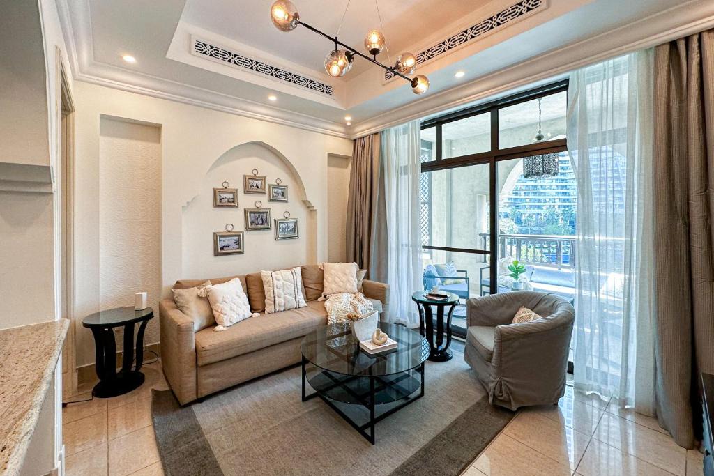 Downtown Dubai Apartment | HiGuests - Glamorous Apt With Partial Views of Burj Khalifa
