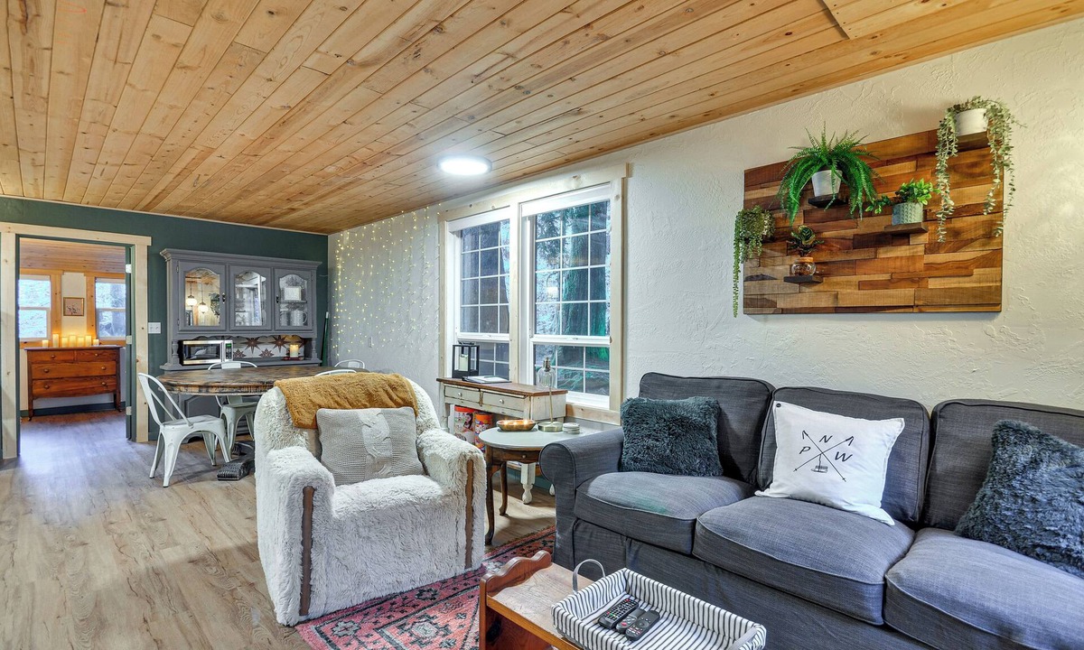 Rhododendron Cabin | Hike, Ski & Explore: Rhododendron Forest Retreat!