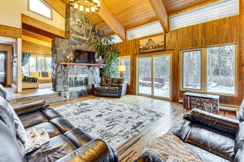 Spenard House | Hike, Ski & Soak! Spacious Anchorage Getaway