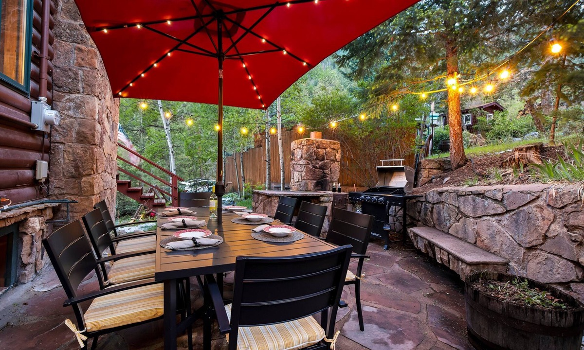Cascade-Chipita Park Cabin | Hikers Hideaway | Foosball & Darts | Pet Friendly