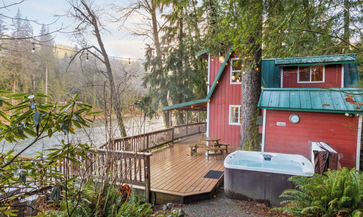Gold Bar Cabin | Hikers Hideaway - riverfront - hot tub - WiFi!