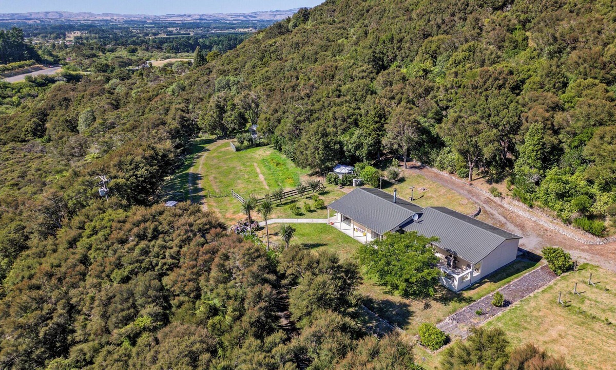Featherston House | Hill Cottage - Featherston Holiday Home