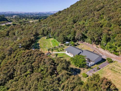 Featherston House | Hill Cottage - Featherston Holiday Home
