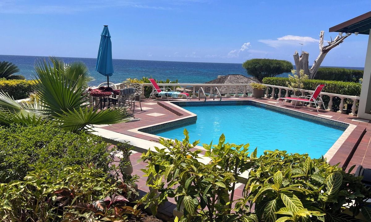 Discovery Bay Villa | Hillcrest Villa - Comfort of a Hotel/Privacy of a Home