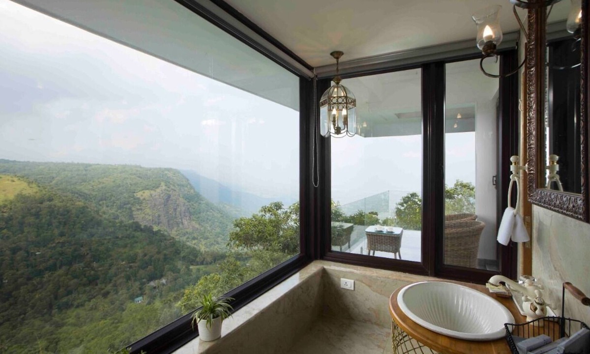 Thekkady Hotel | Hills & Hues