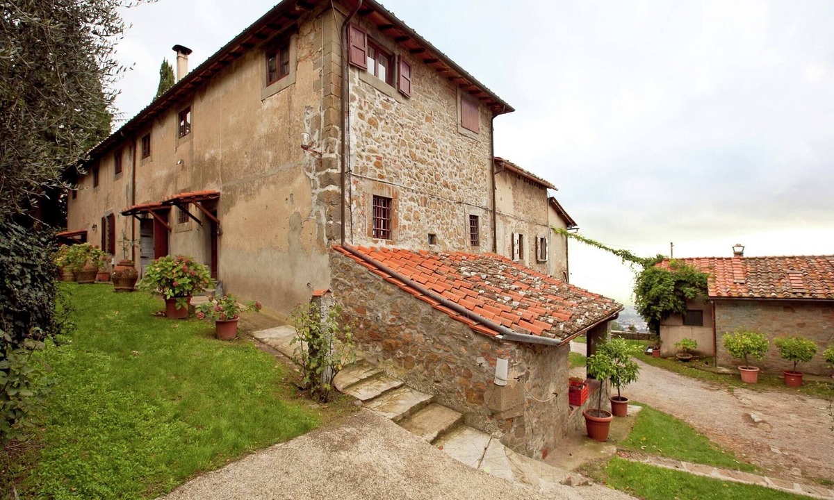 Castelfranco di Sopra House | Hillside Retreat with a View