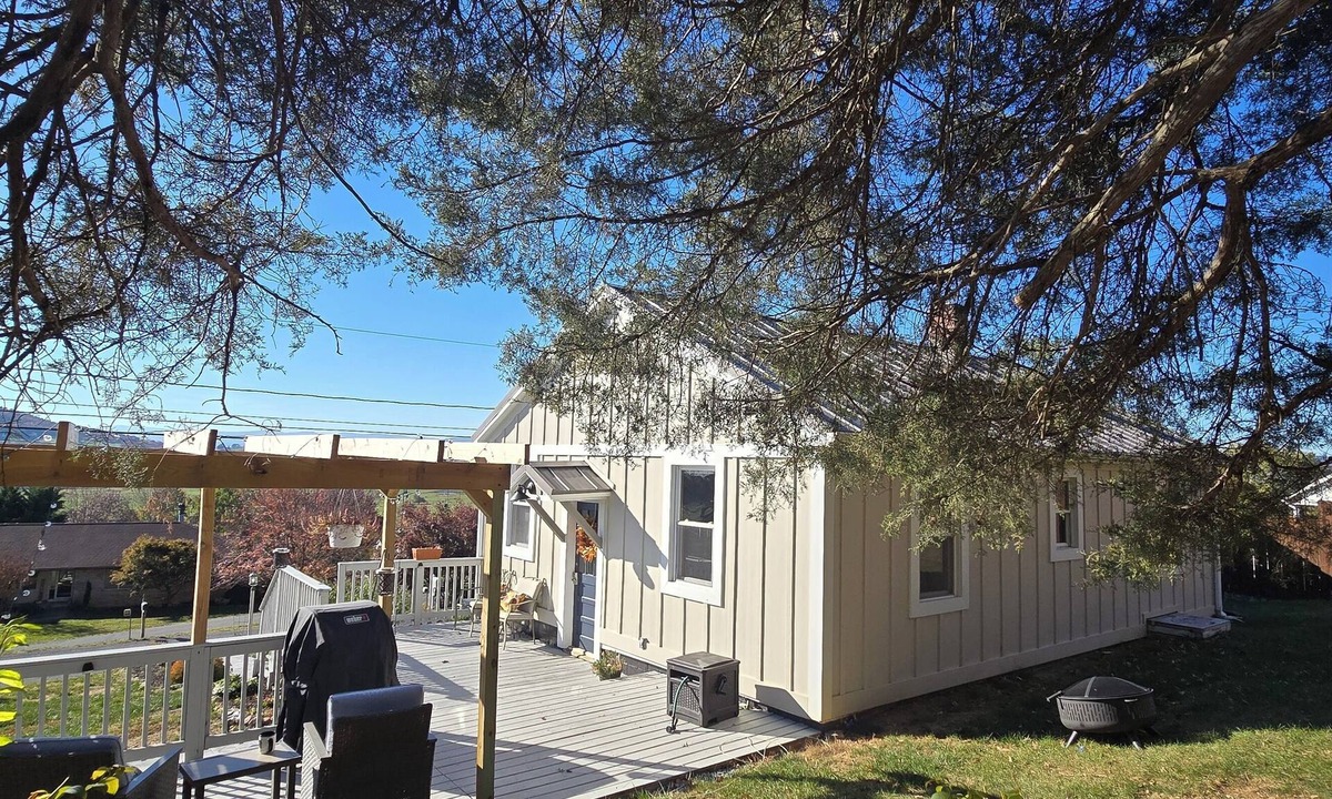 Harrisonburg House | Hillside 3-bedroom bungalow 1 mile from Harrisonburg City limits, great views!