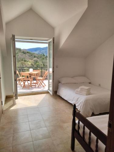 Mojdez House | Hillside Apartments