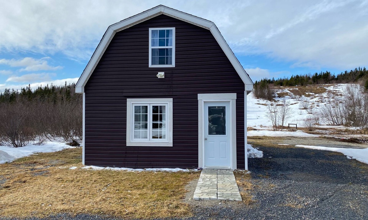 Downtown Cabin | Hillside Cottage, 5 minutes to Stephenville, skiing and snowmobile trails.