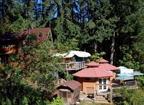 Alvadore House | Hillside Deck Cottages - Rustic PNW Retreat cottage