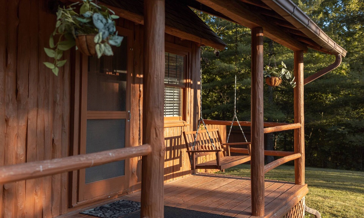 West Columbia Cabin | Hillside Haven - peaceful, private, pet friendly
