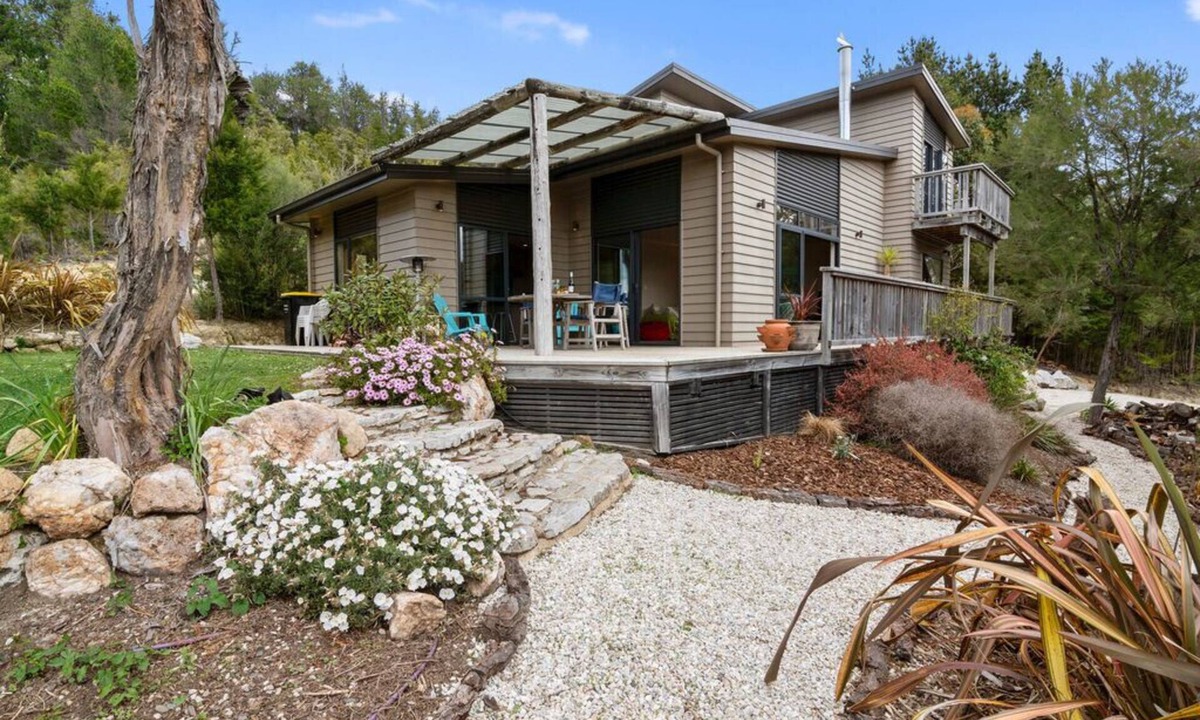 Ngaio Bay Cottage | Hillside Hideaway - Kaiteriteri Holiday Home