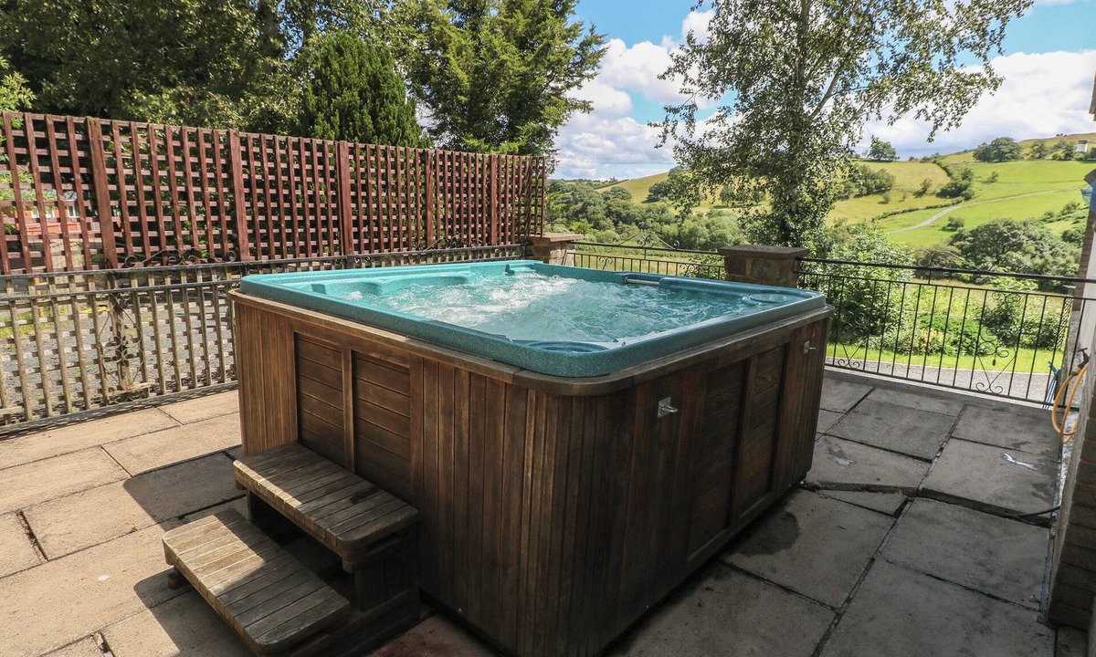 Tirabad Cottage | HILLSIDE LODGE, pet friendly, character holiday cottage in Newtown