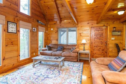 Campton House | Hillside Loft Cabin- Hot Tub, WiFi, 20 mins from Natural Bridge
