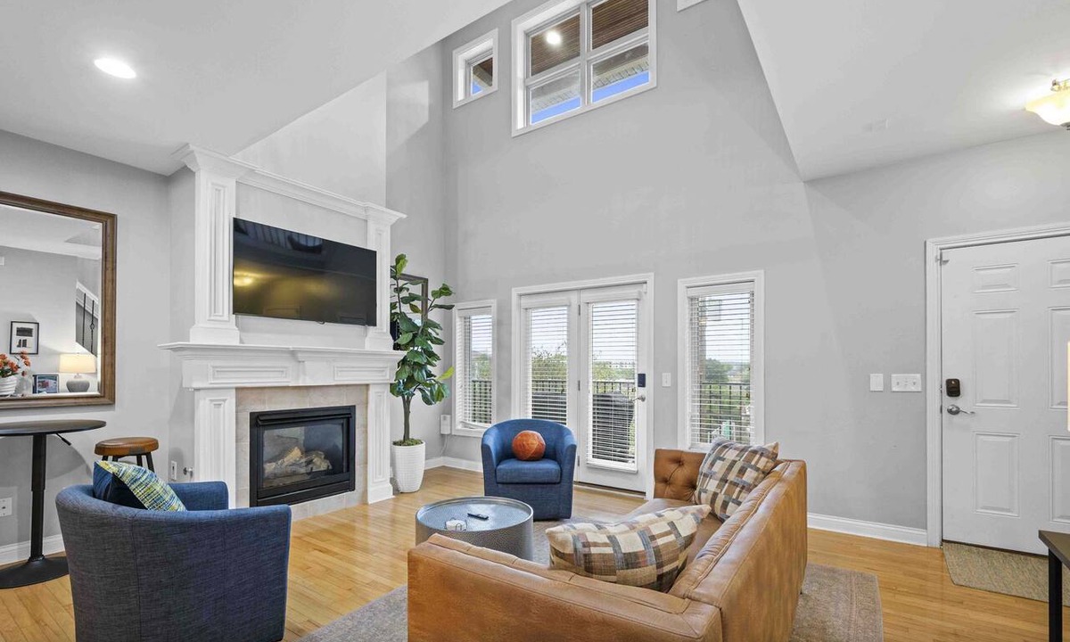 Covington Condo | Hilltop 3BR for 10, Private Garage, Skyline Views