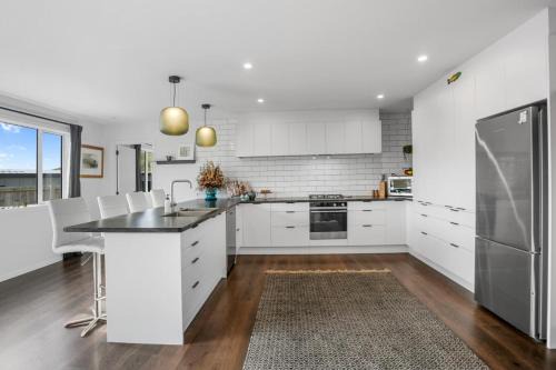 Whangamata House | Hilltop Haven - Whangamatā