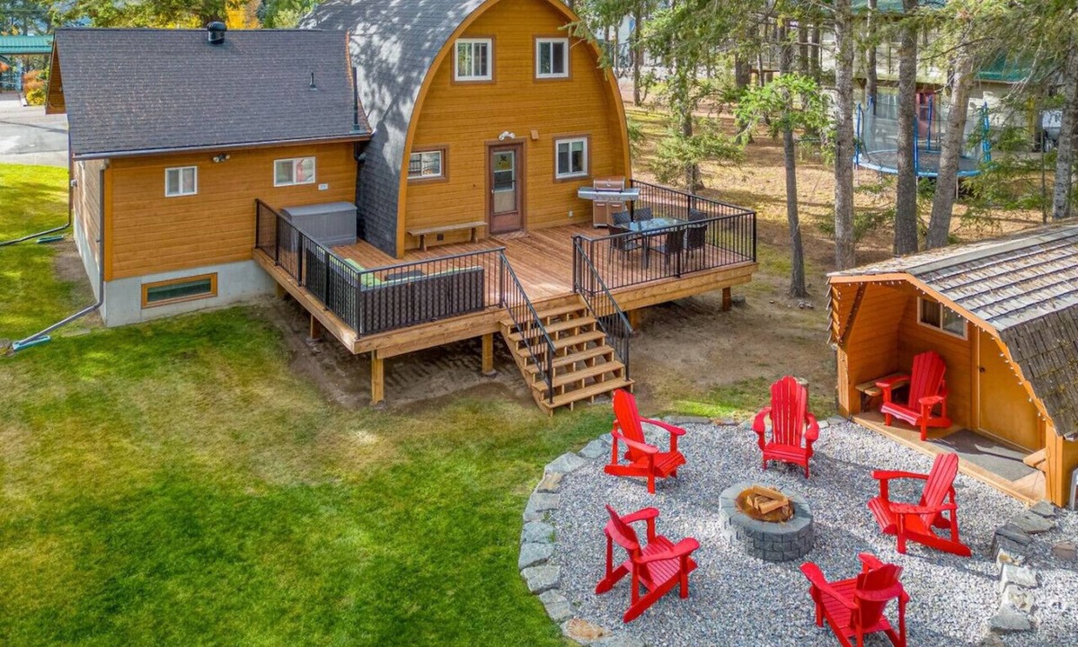 Windermere Apartment | Hilltop Hive | Backyard Oasis | Fireplace | Beach