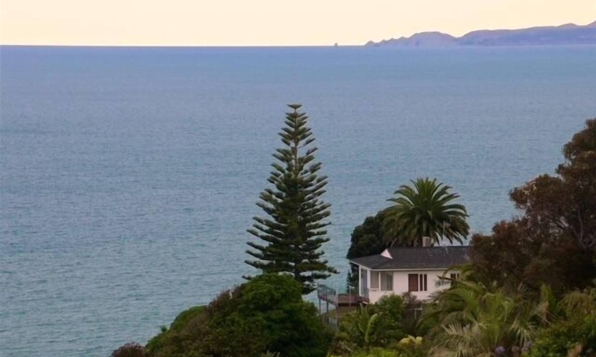Bluff Hill House | Hilltop Views - Bluff Hill Holiday Home