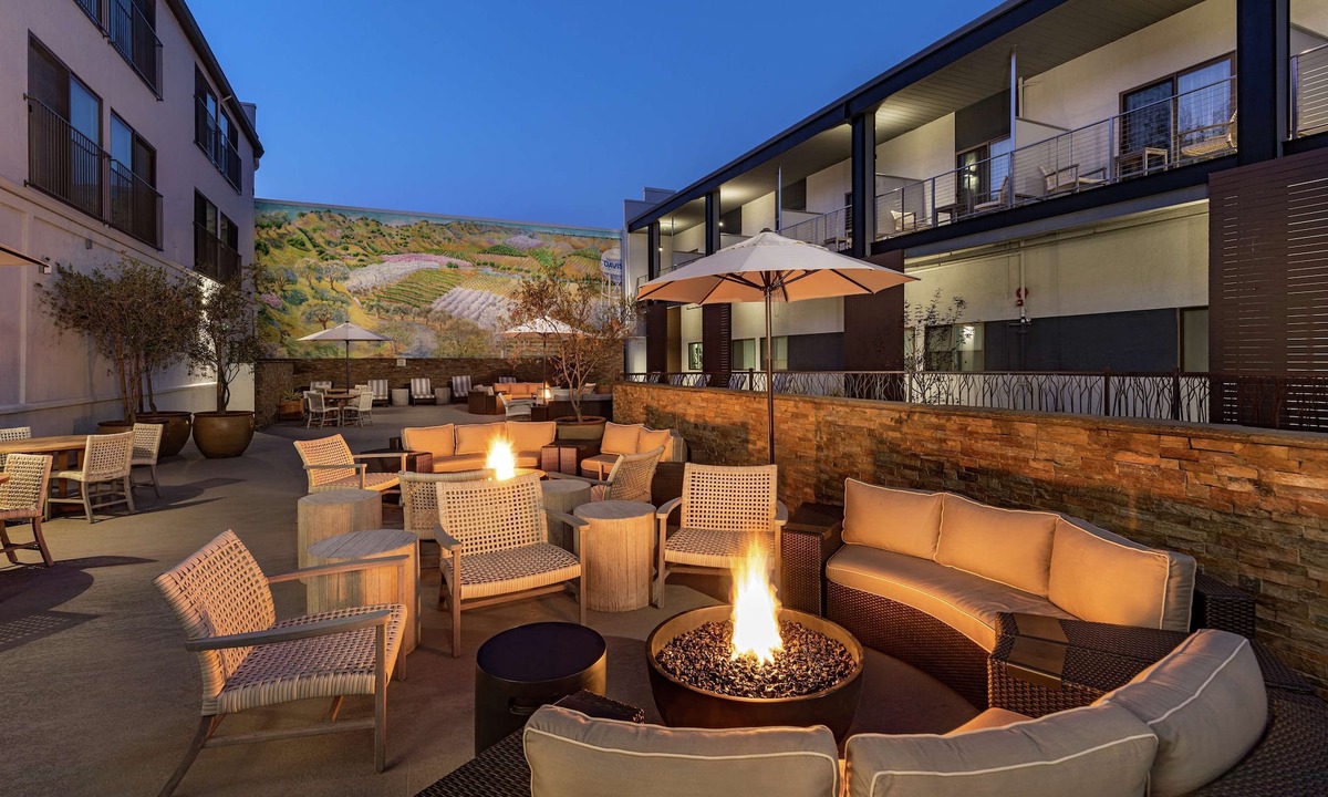 Downtown Hotel | Hilton Garden Inn Davis Downtown