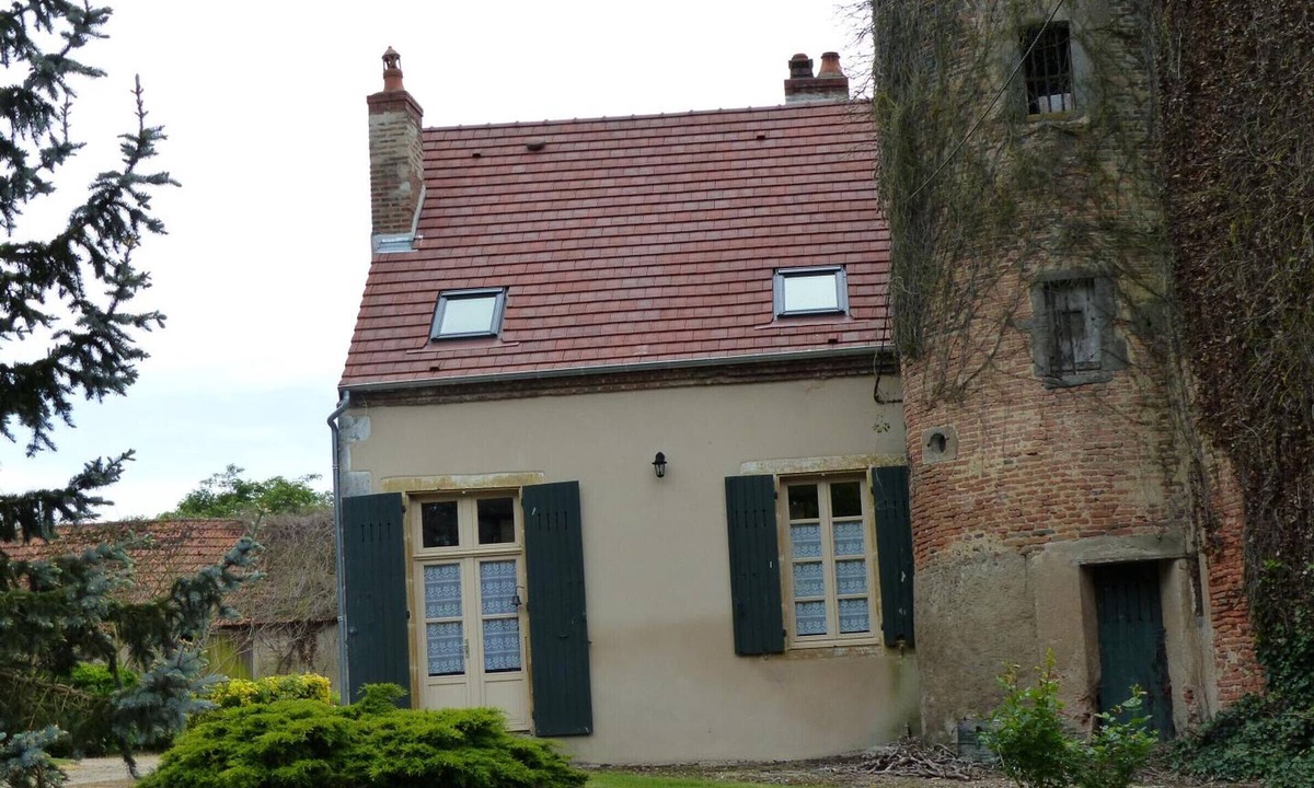 Dompierre-sur-Besbre Cottage | Historic 19th-century house, pets allowed