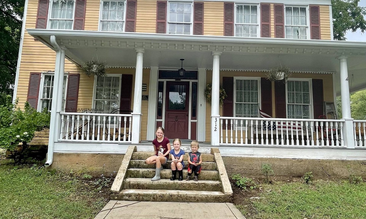 Caledonia House | Historic 1856 Eversole Home Decorated with Period Furniture & Quilts