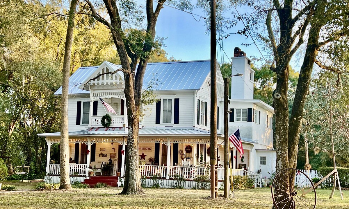 Sorrento House | Historic 1920 Farmhouse on 6 acres,Huge Pool, Chef’s Kitchen,minutes to Mt Dora!