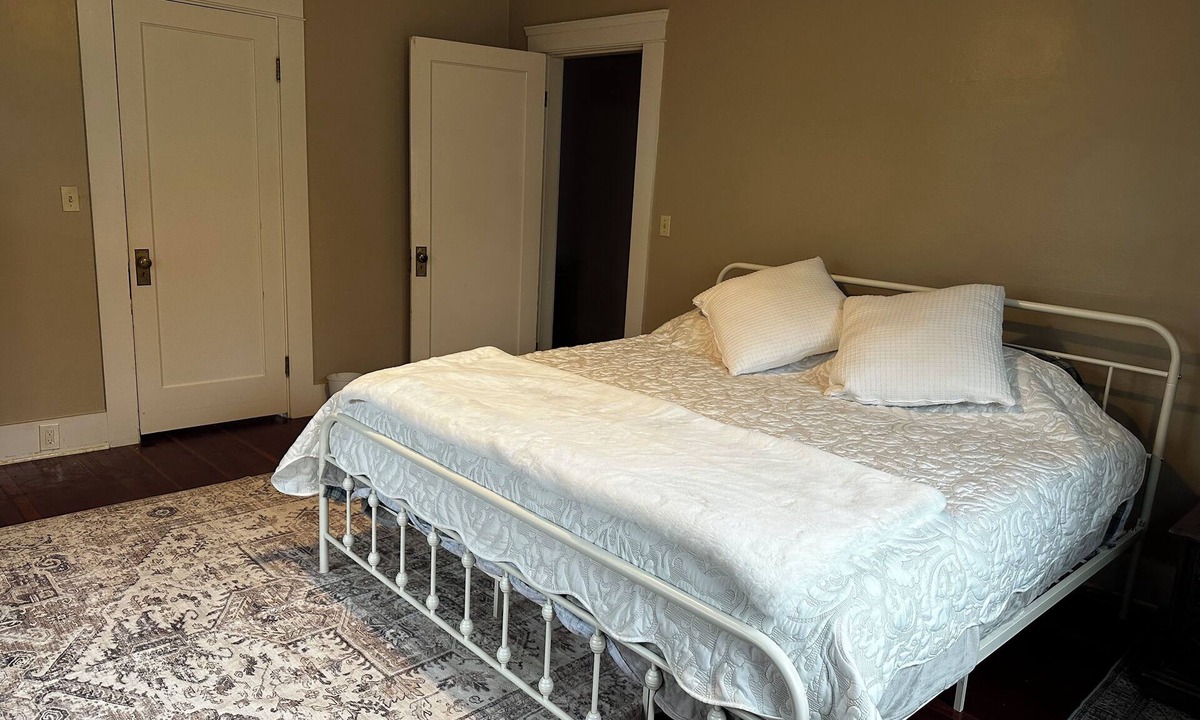 Pendleton House | Historic 1921 2-bedroom house in beautiful North Hill