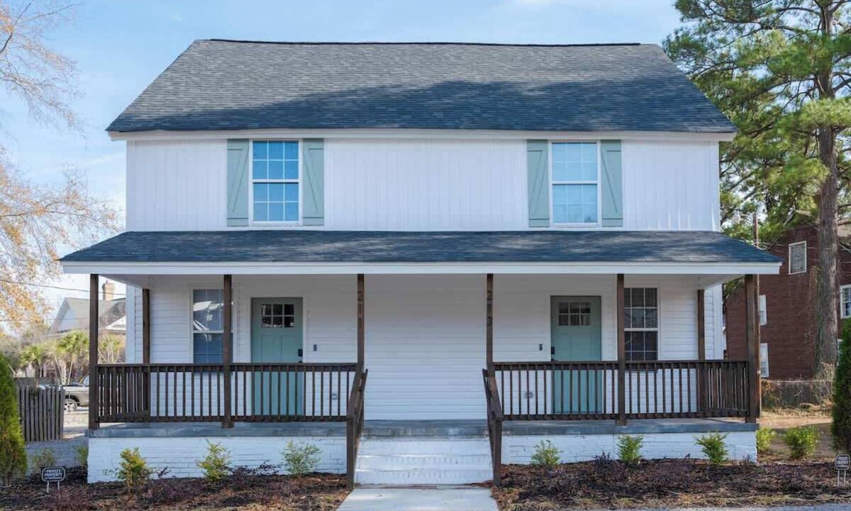 Columbia House | Historic 4 BDRM Duplex | Sleeps 10! Walkable to DT