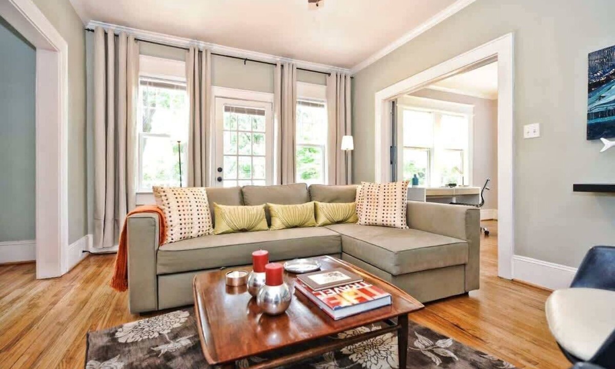 Dilworth Condo | Historic 4BR Dilworth | King Bed & Parking | Near Atrium Health and Uptown