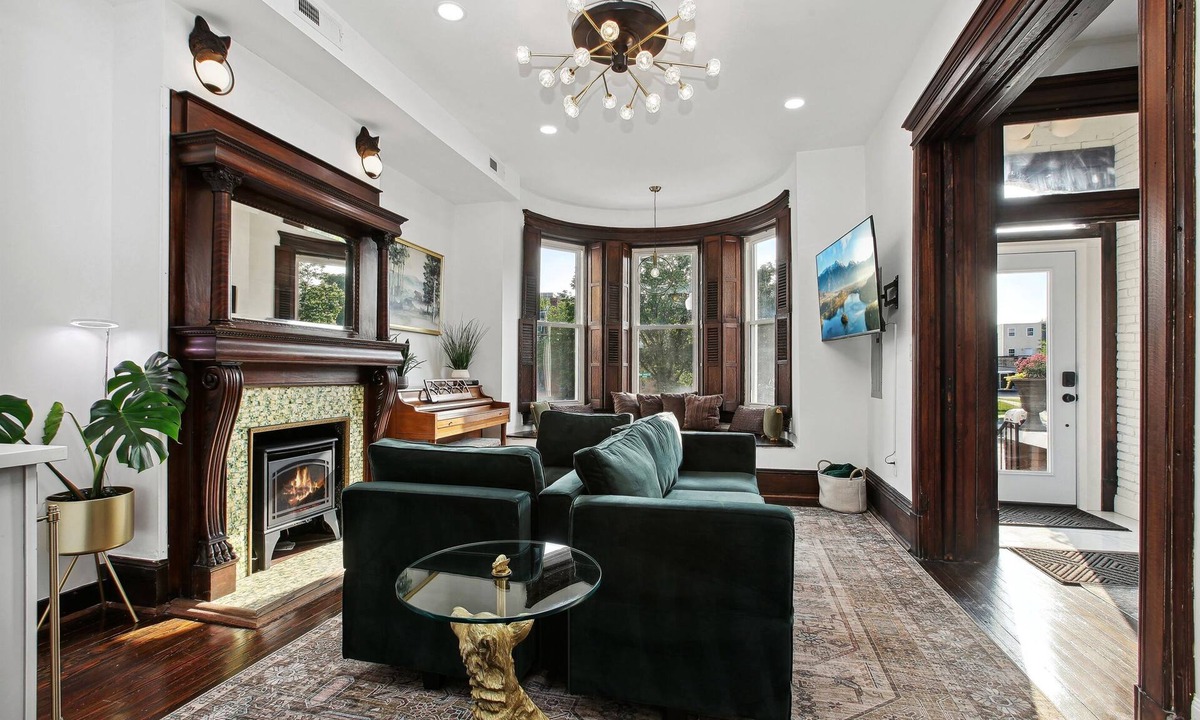 North Capitol Street House | Historic-7BR/4.5BA-Parking+By Metro+Chef's Kitchen