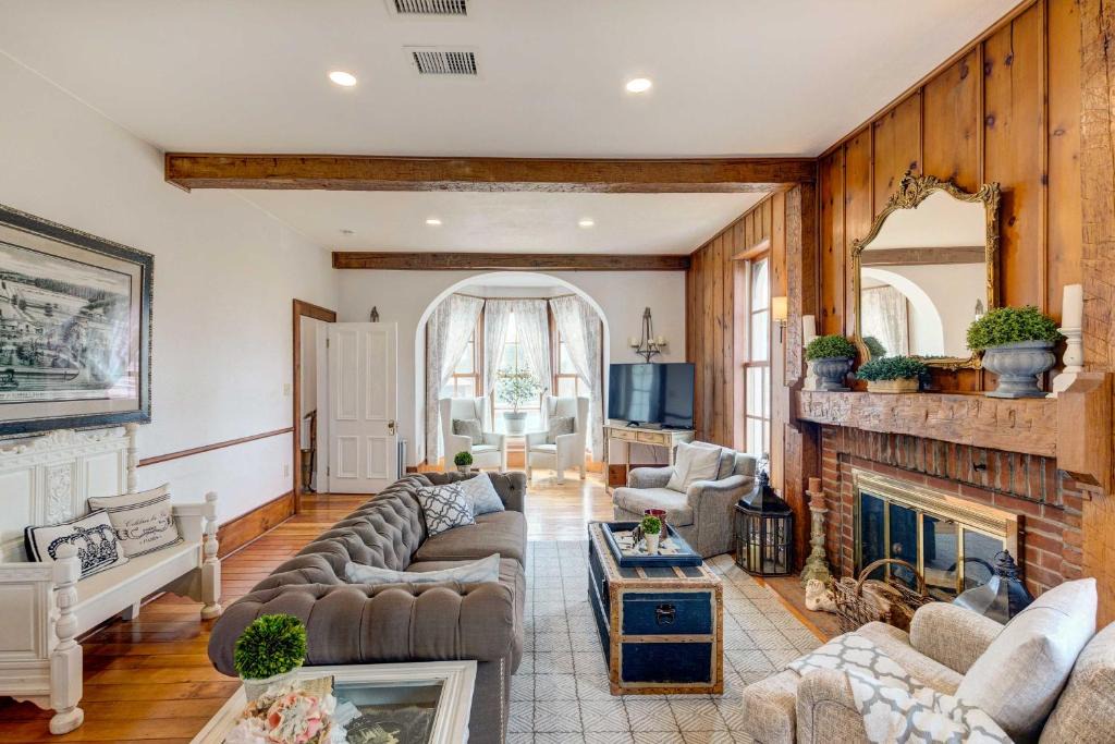 Brookfield House | Historic Brookfield Farm Home ~ 14 Mi to Milwaukee