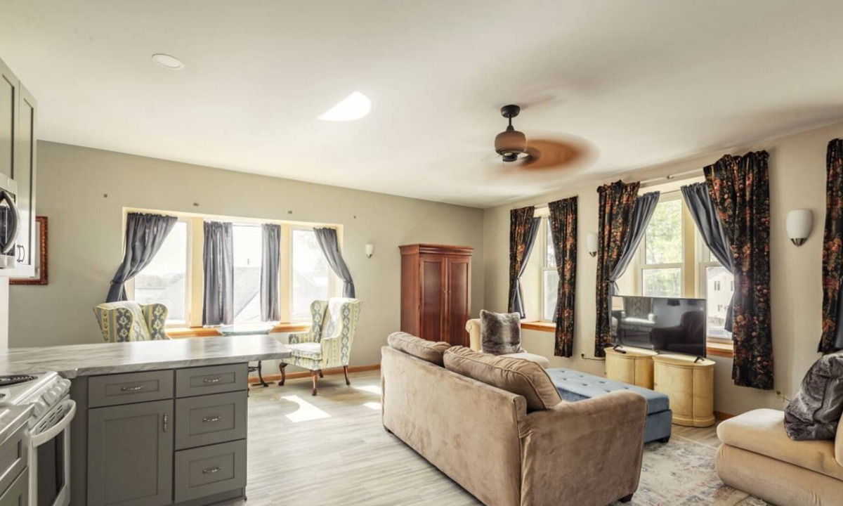 De Soto Apartment | Historic building with comfortable rooms in De Soto
