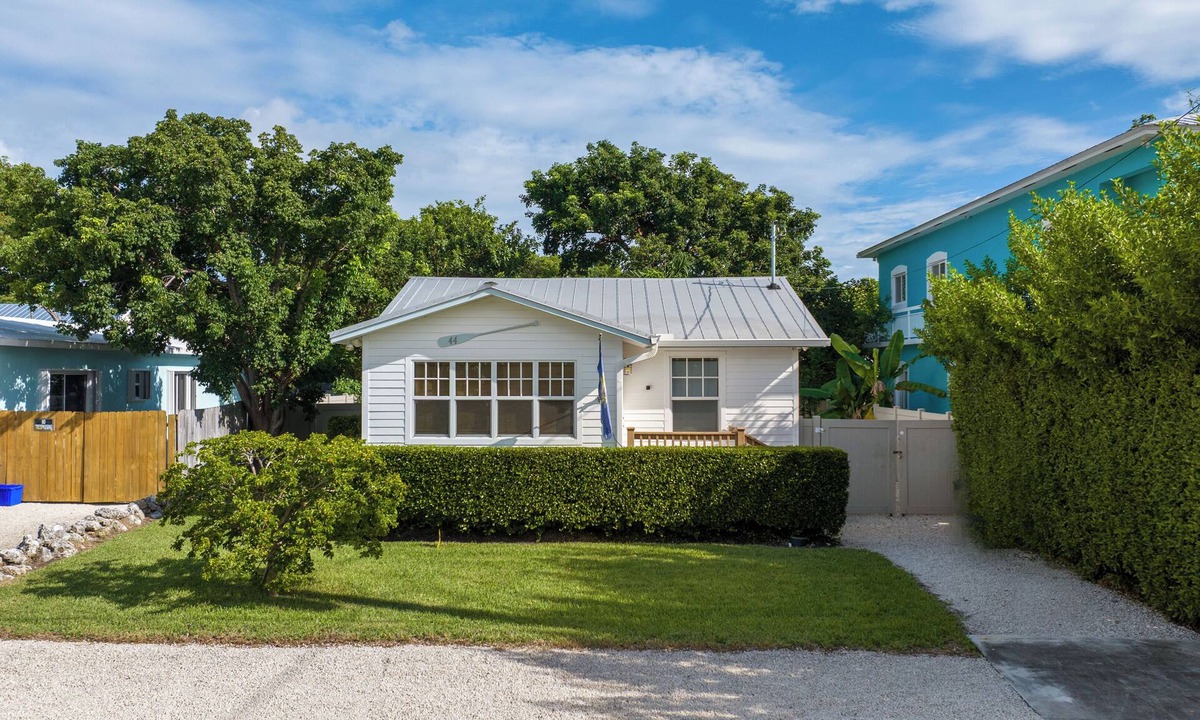 Anglers Park Cottage | Historic Charming 2-bedroom cottage with WiFi, AC in Key Largo