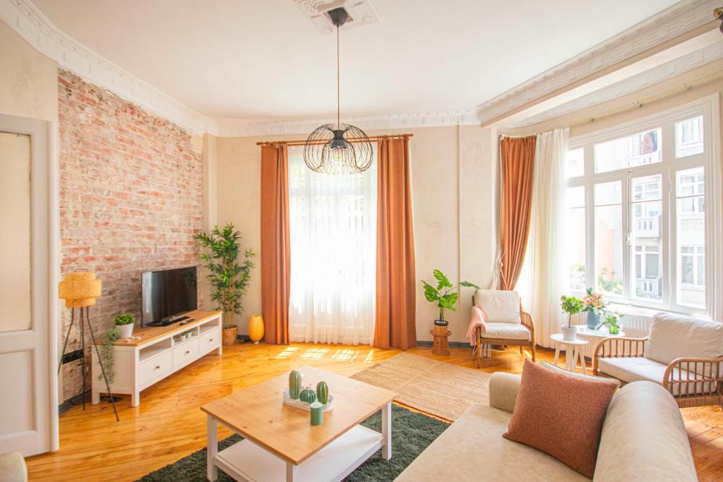 Cihangir Apartment | Historic Charming Apartment