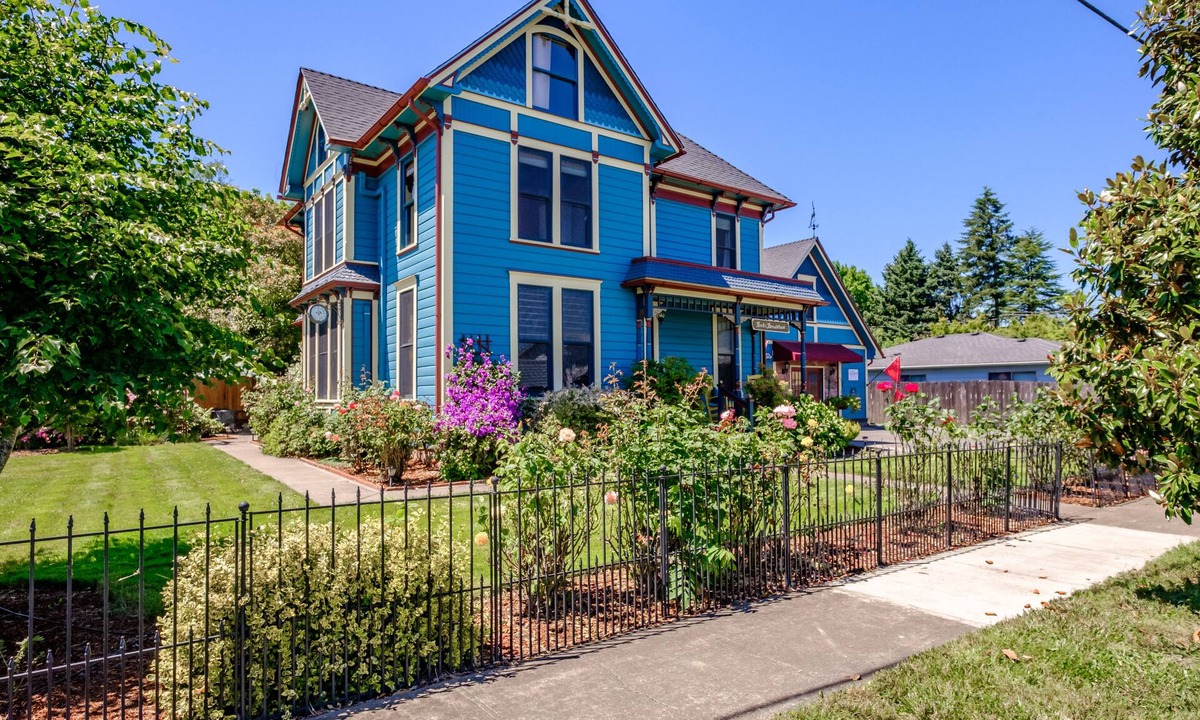 Monmouth House | Historic & Charming Home In Willamette Valley Wine Country - 1 Block from WOU