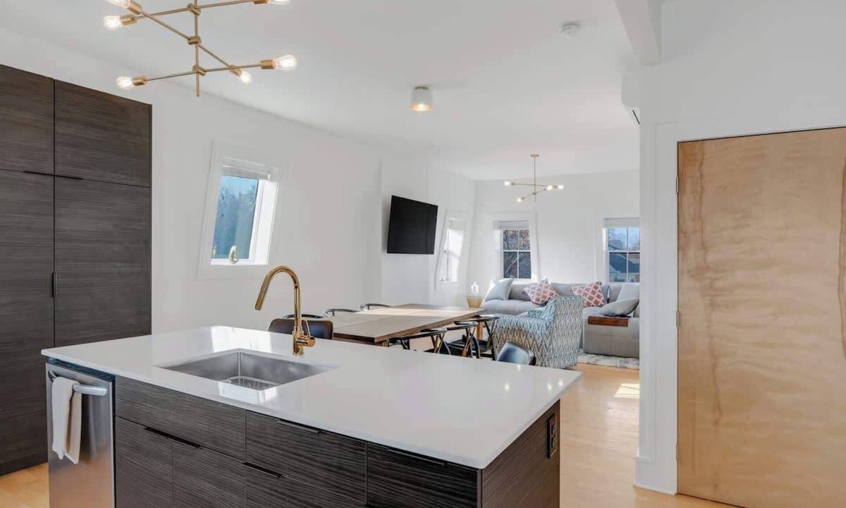 Corn Hill Apartment | Historic Cornhill 2 bedroom (King/Queen) Walkable