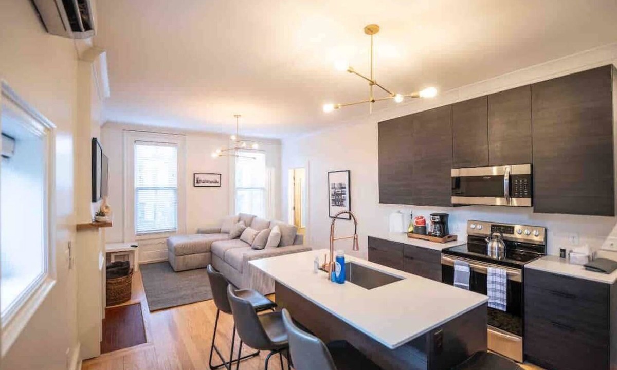 Corn Hill Apartment | Historic Cornhill King bed-Walkable
