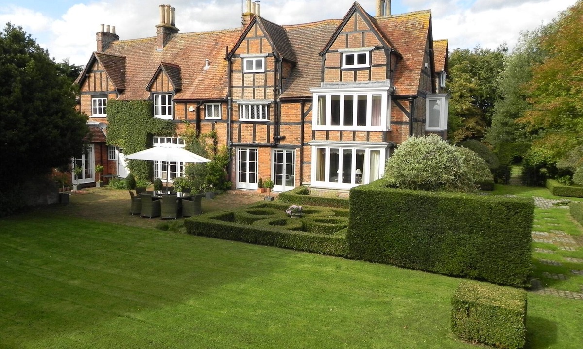 Worton House | Historic country house with grass tennis court - ideal for entertaining