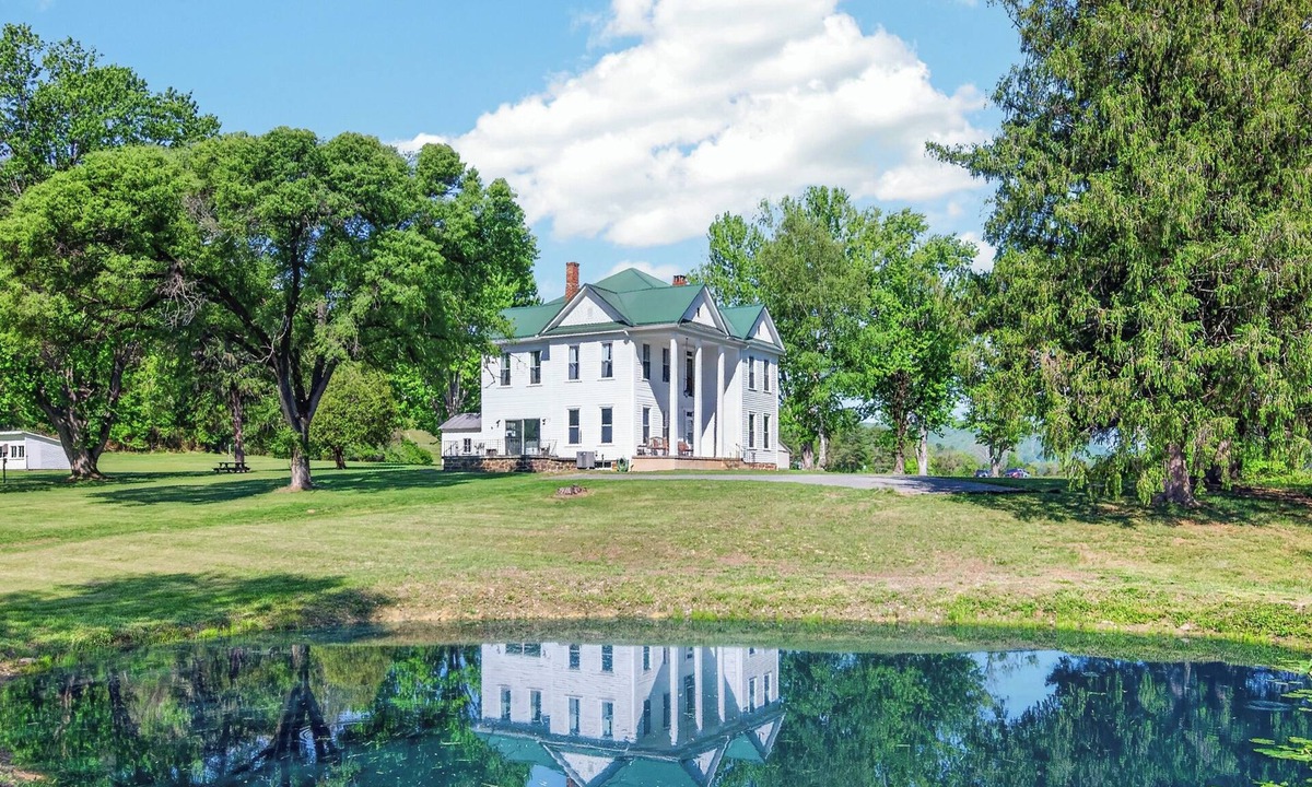 Glen Wilton House | Historic countryside farmhouse with cozy interiors, scenic views, porch, game room, and trails.