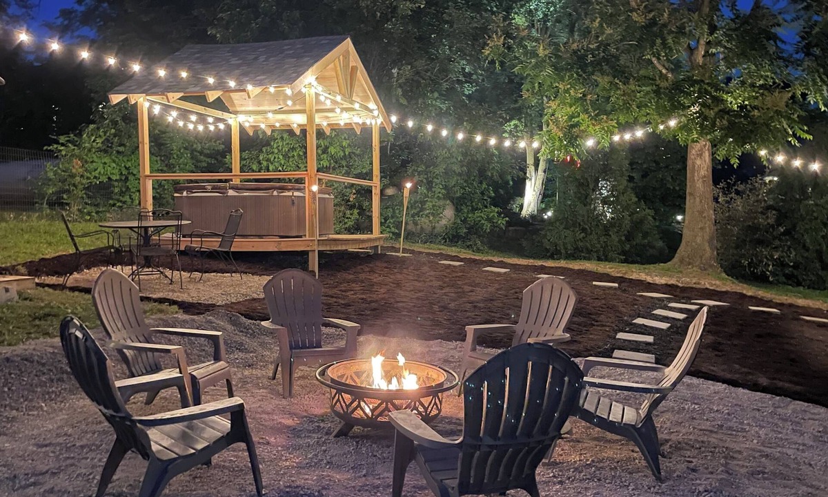Augusta House | Historic Craftsman Hot Tub Walk to Wineries Katy Trail Sleeps 8