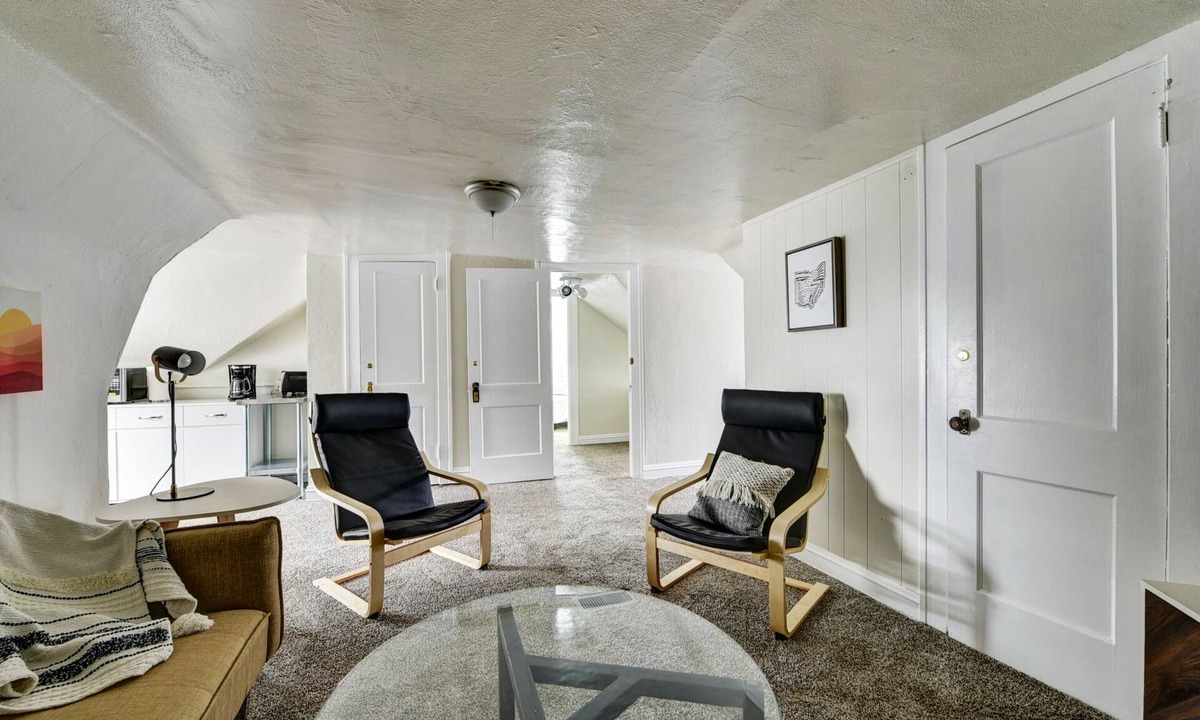 Shaker Heights Apartment | Historic District 1BR on 3rd Floor near Cleveland Clinic ~ Quiet & Safe