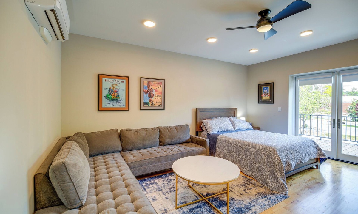 Bristol Apartment | Historic Downtown Bristol Loft - Free Parking