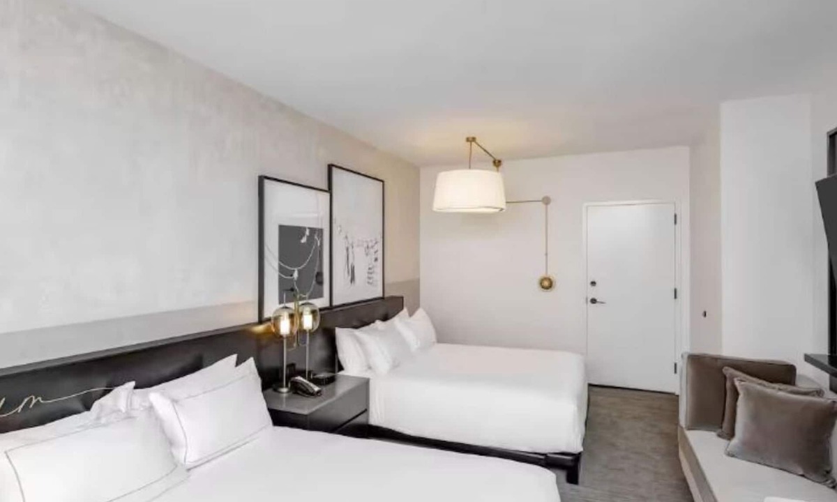 Downtown Des Moines Hotel | Historic Downtown Hotel Near Wells Fargo Arena, Dining, and Entertainment